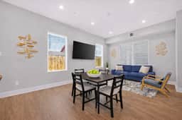 Modern Hot tub Home | 3BR/2.5BA | 15mi to NRG