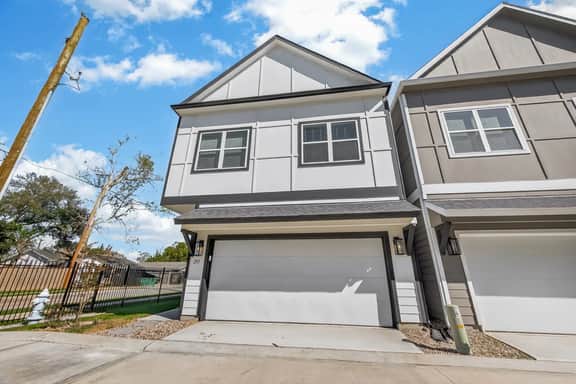 Convenient 3BR 9 mins from Dwtn Houston w/ Parking
