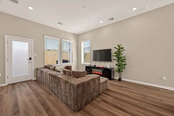 Spacious 3BR w/ Yard- Minutes from Top Attractions