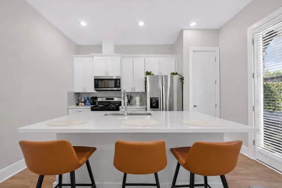 Modern Hot tub Home | 3BR/2.5BA | 15mi to NRG