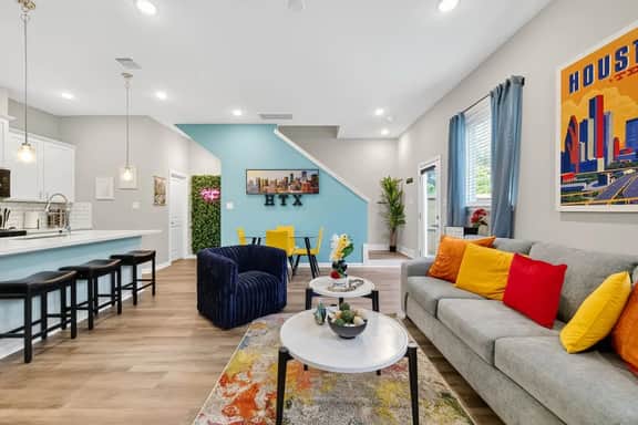 Spacious Home 12 miles from IAH Airport w/ Hot Tub