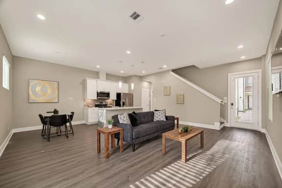 Spa Bath Retreat • Free Parking • Downtown Houston