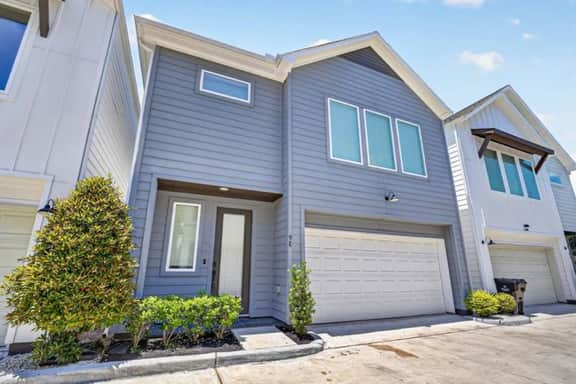 Luxury 3BR in Gated Community | Near Downtown