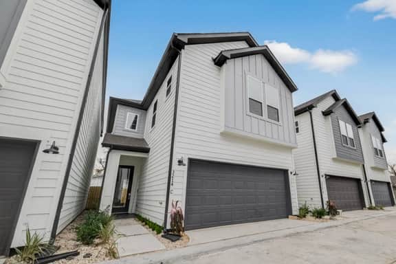 Modern Home w/ Free Parking -Near Downtown Houston