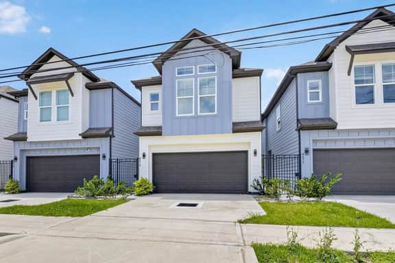 Modern 3BR Home w/ Garage & Fast WiFi
