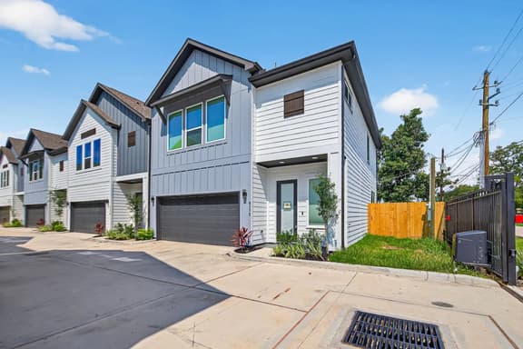 3BR Home w/ Yard & Hot Tub 15 mi from NRG Stadium