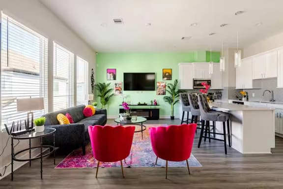 Spacious 3BR Stay w/ Parking - 7mi from Downtown