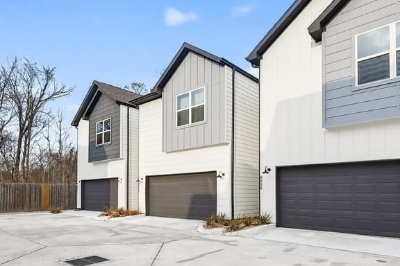 Stylish Downtown Getaway w/ Yard & Free Parking