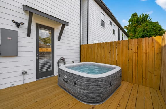 Modern Hot tub Home | 3BR/2.5BA | 15mi to NRG