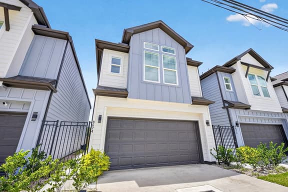 Modern 3BR Home w/ Garage & Fast WiFi