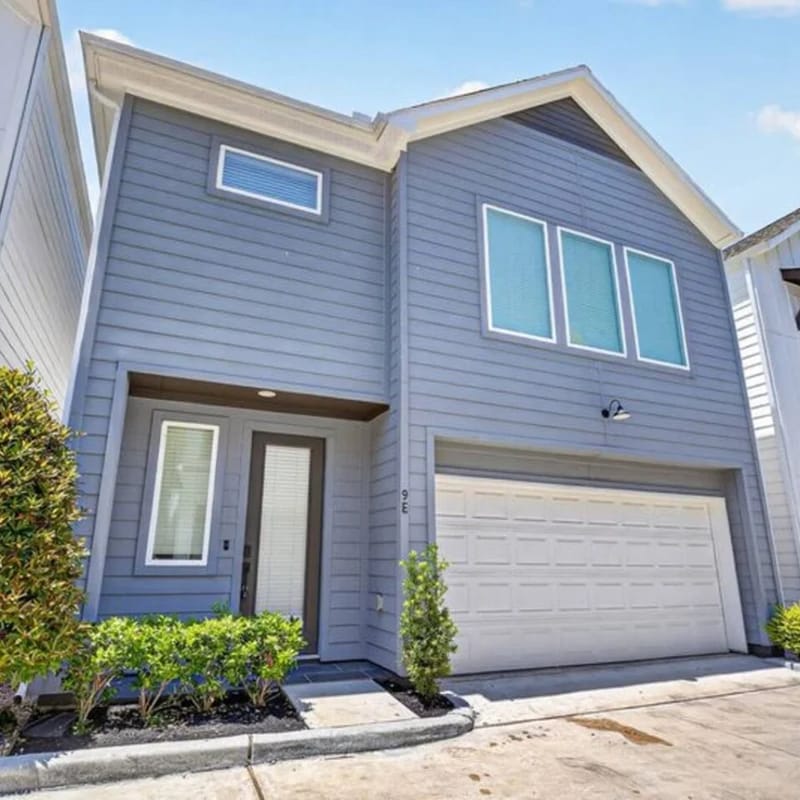 Luxury 3BR in Gated Community | Near Downtown